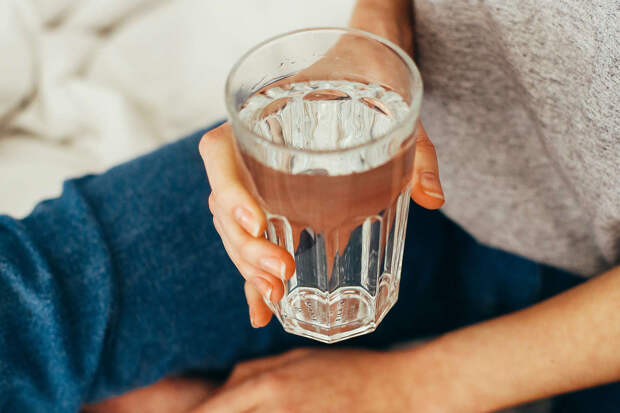 Гастроэнтеролог Белева предупредила о последствиях привычки запивать еду водой