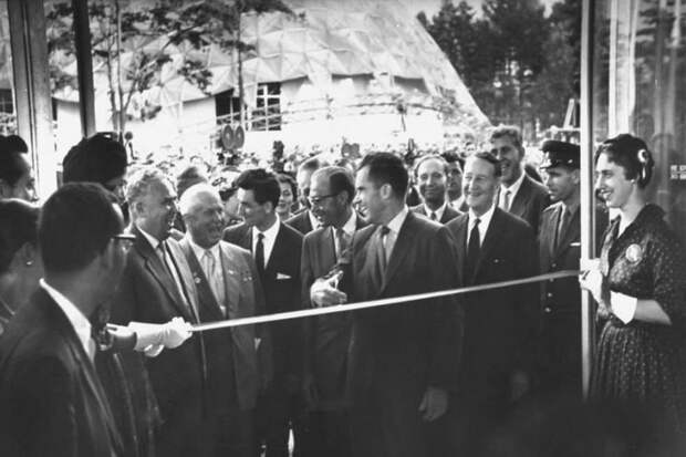Никита Хрущев и Ричард Никсон на открытии выставки в Сокольниках.
