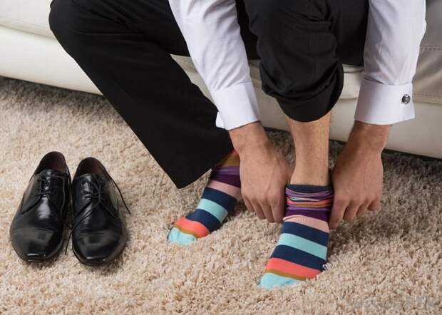 Новые носки, надетые посреди рабочего дня, подарят ногам ощущение легкости. / Фото: psychbook.ru