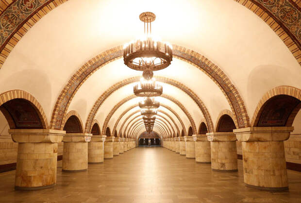 В Киеве не работает метро, пустая станция «Золотые ворота» в центре Киева