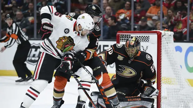 Шайба Анисимова помогла «Чикаго» обыграть «Анахайм» в матче НХЛ