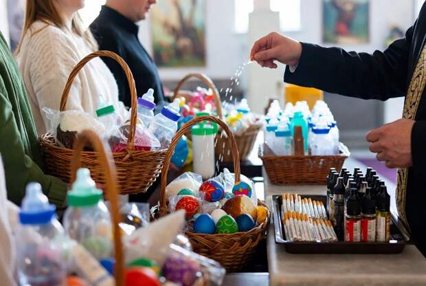 Православным рекомендовали не освящать перед Пасхой сигареты и жижи для курения