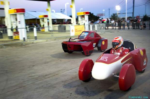 Специально для экологического марафона «Shell» студенты Университета штат Луизиана разработали энергоэффективные автомобили. Пилоты автогоночной команды Ferrari F1 Фернандо Алонсо (слева) и Кими Райкконен испытали новые транспортные средства на улицах Ост