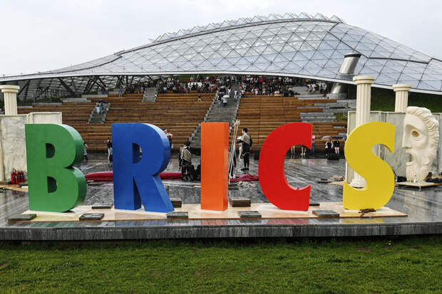 Политолог Озхан: БРИКС следует в ближайшее время воплотить заявленные идеи