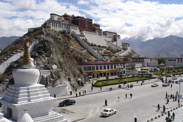 https://upload.wikimedia.org/wikipedia/commons/thumb/4/4f/Potala.jpg/1200px-Potala.jpg