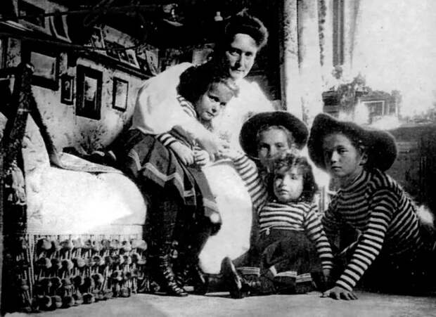Императрица Александра Федоровна с Великими княжнами Ольгой, Татьяной, Марией и Анастасией