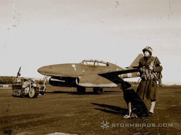 Реактивный "Мессершмитт-262" с мотоциклом-буксировщиком захвачены американцами вов, военное, интересное, история, трофеи, фото