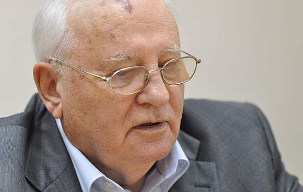 Руцкой попросил Горбачёва «заткнуться» после слов о новой гонке вооружений