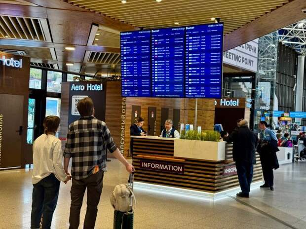 Аэропорт Сочи под ударом непогоды: рейсы уходят на посадку в другие города