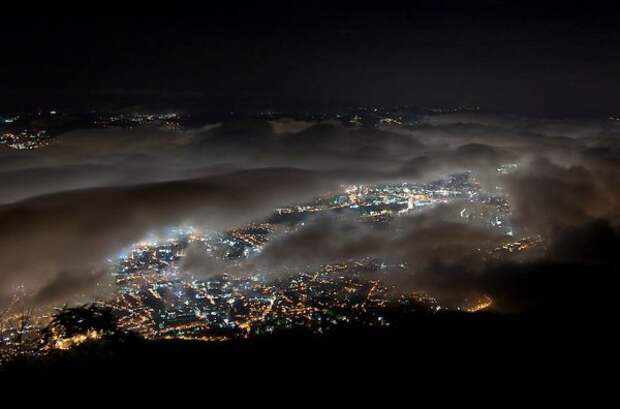 Города окутанные туманом (14 фото)