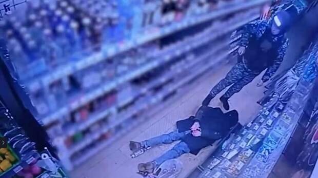 В Подмосковье мужчина залез в магазин, чтобы пополнить запасы к Новому году