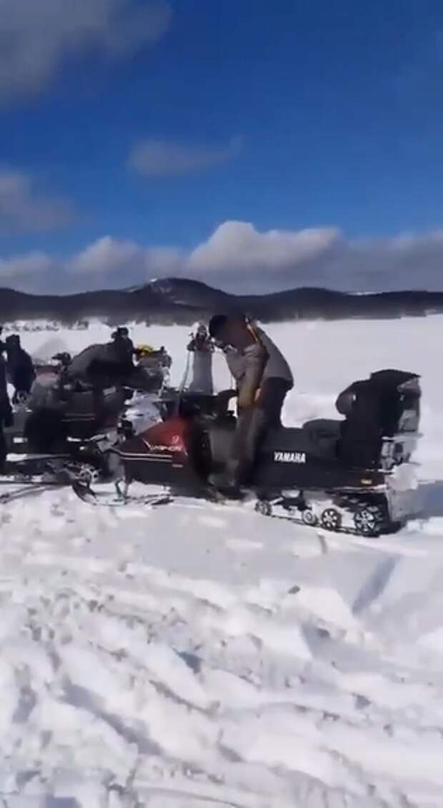 «Нас опять оторвало!» — на Сахалине больше 50 рыбаков почти унесло в море прямо на льдине