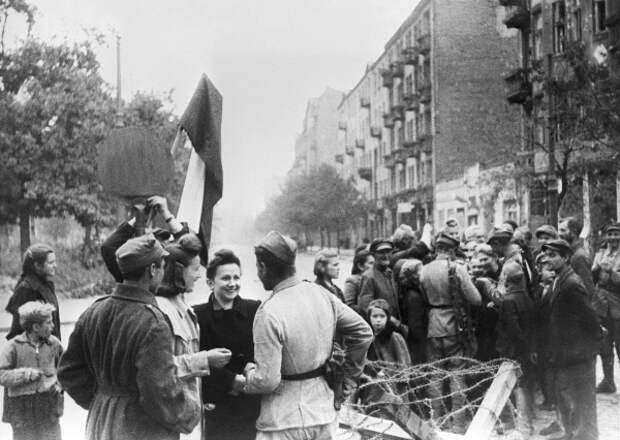 Мирные жители Варшавы и бойцы Красной Армии. Освобождение Польши. Великая Отечественная война 1941-1945 годов