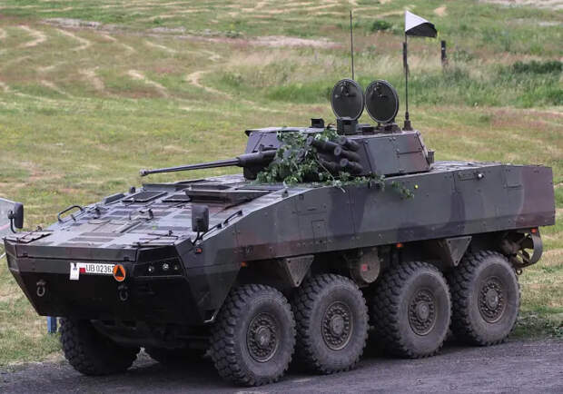 Показаны кадры огня снарядами с воздушным подрывом из автопушки польского БТР Rosomak ВСУ