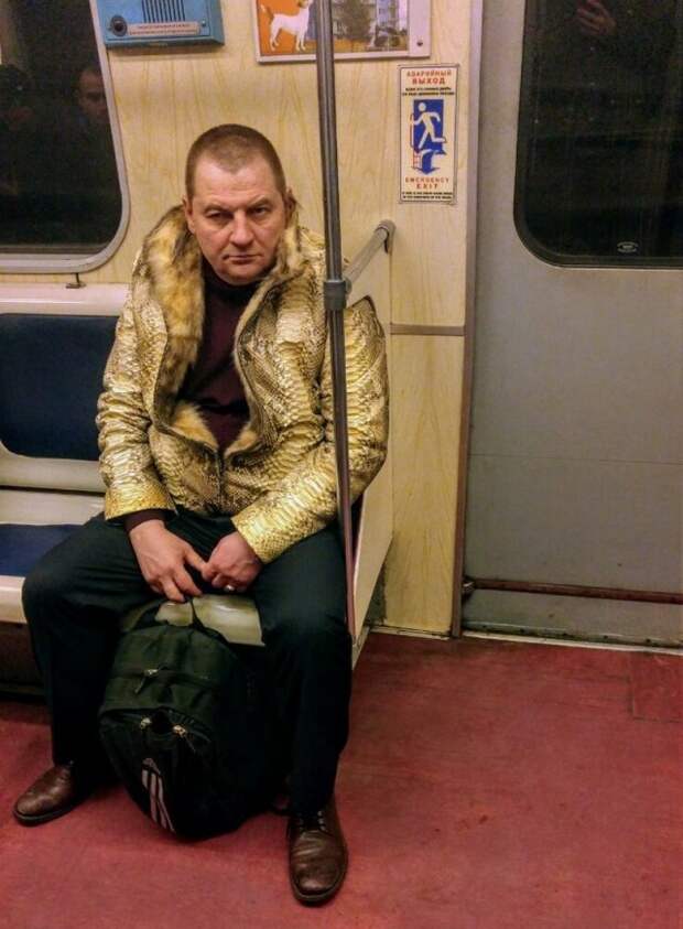 Модники и странные персонажи в метро