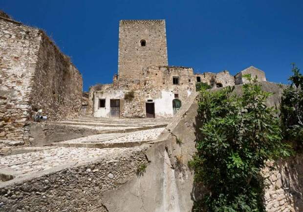 Сторожевая башня замка хоть и сохранилась, но подниматься на нее не рекомендуют (город-призрак Крако, Италия). | Фото: wallpapercave.com.