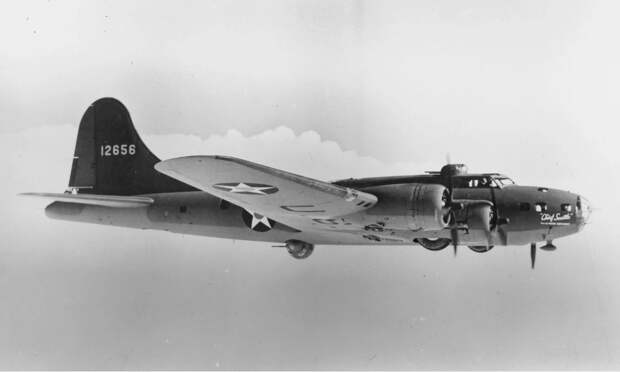Boeing B-17 Flying Fortress. Источник фото - https://static.thisdayinaviation.com/wp-content/uploads/tdia/2017/06/Boeing-B-17E-Flying-Fortress-41-2656-USAF-Photograph-060515-F-1234S-026.jpg