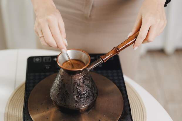 Женщина выпивала 100 чашек кофе в день и рассказала о последствиях