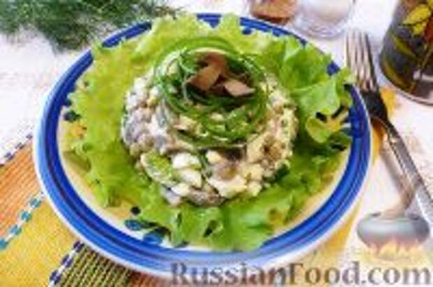 Фото к рецепту: Салат с грибами, яйцами и горошком