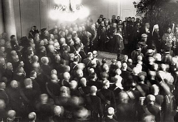 Император Николай II с группой сенаторов на молебне в церкви святого князя Александра Невского при правительствующем Сенате. 1914