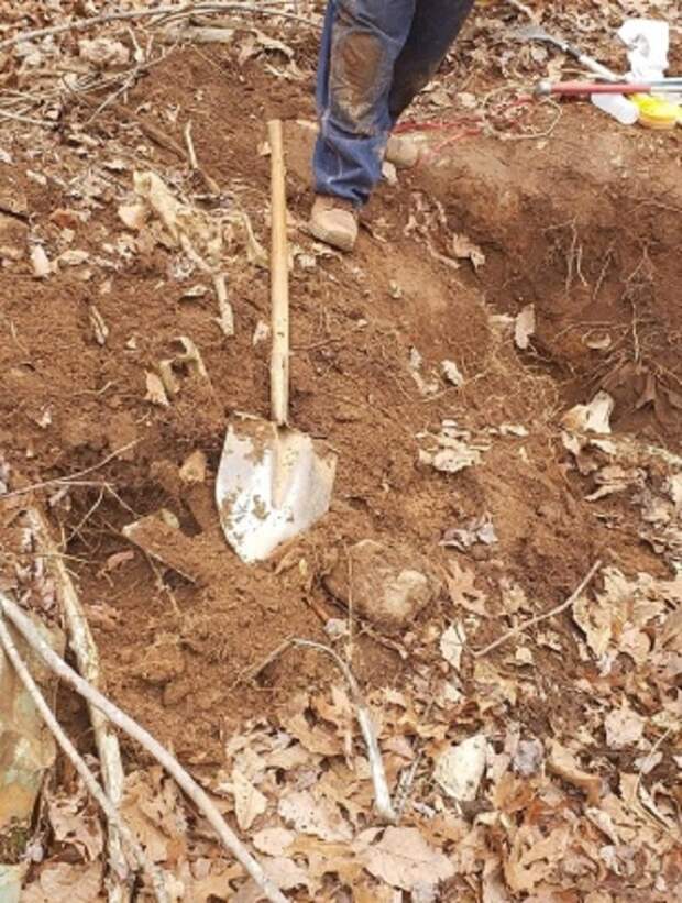 Лопата в земле