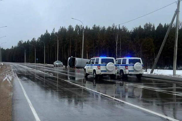 В Бурятии пассажирский автобус опрокинулся на бок, пострадали пять человек