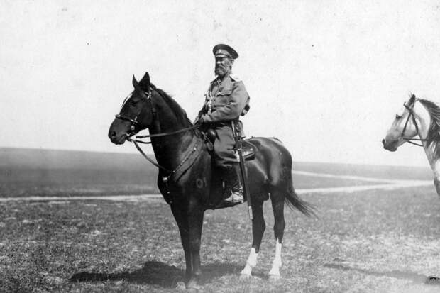 Генерал Алексей Эверт на смотре Забайкальской казачьей дивизии 18 мая 1916 года / семейный архив Ирены Эверт