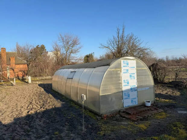 Поликарбонат остался в прошлом: дачники переходят на материал, который не собирает грязь