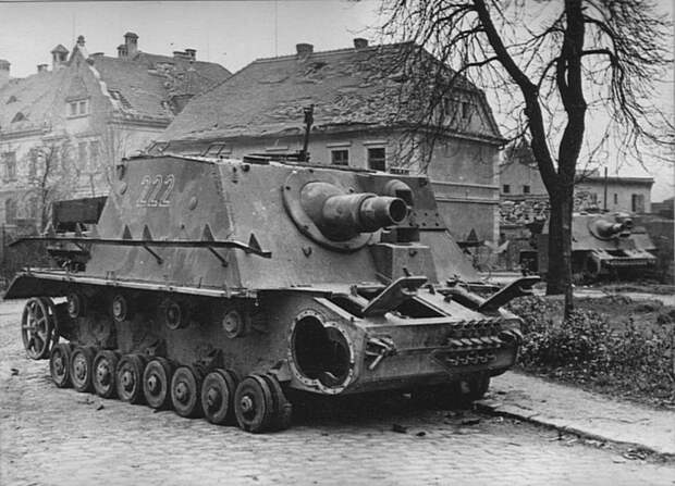 Брошенное немецкое самоходное орудие Sturmpanzer IV с тактическим номером «222» Великая Отечественная Война, СССР, военная техника, германия
