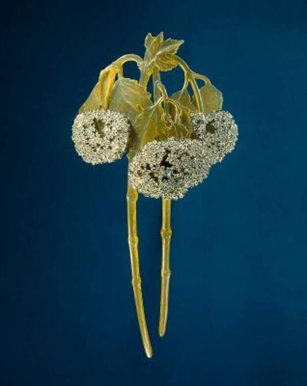 René Lalique - Art Nouveau Japanese-Style Snowball Hair Comb. Carved Horn, Gold and Diamonds. Circa 1902-1903.