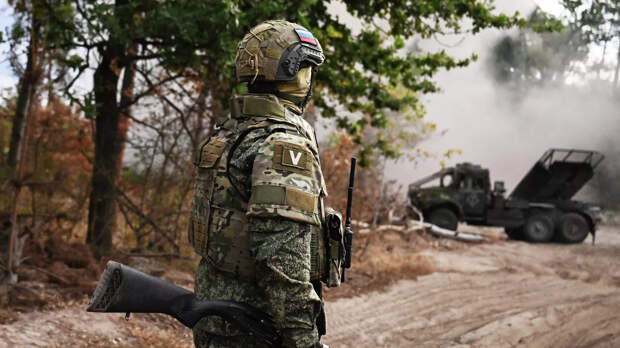 Боевая работа военнослужащих артиллерийского расчета РСЗО Град в зоне СВО - РИА Новости, 1920, 26.09.2025