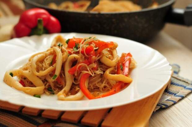 Фунчоза с кальмарами. \ Фото: rus.menu. Фунчоза с кальмарами. \ Фото: rus.menu.