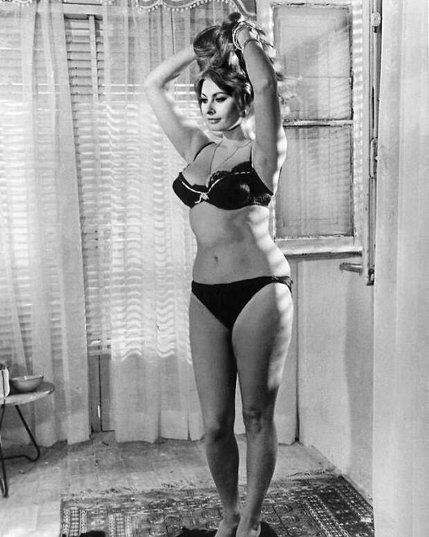 1. Софи Лорен, 1965 г.: "Я предпочитаю есть пасту и пить вино, а не носить нулевой размер" Instagram, звезды, знаменитости, знаменитости в молодости, известные, редкие фото, селебрити, старые фото