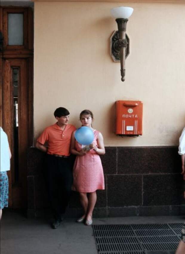 Сокольники. Молодая пара, стоящая рядом с почтовым ящиком