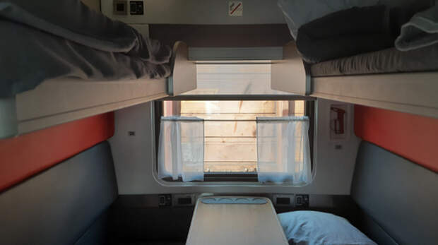 Ответочка прилетела: попутчица не пускала меня к столу, но на обратном пути внизу был я