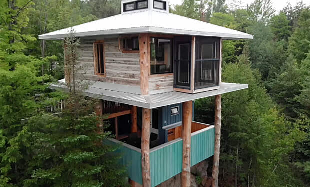 Мужчина построил дом-гнездо в лесу. Внутри кухня, спальня и даже душ. Устройство на видео