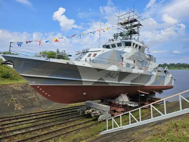 В Рыбинске спущен на воду противодиверсионный катер проекта 21980 «Грачонок» для