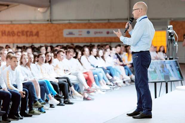 Фото открытых источников Кириенко С.В (родовая фамилия - Израитель) работает с молодежью, со своей кадровой базой будущего