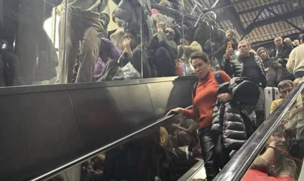 Ад в Шереметьево из-за аномального снегопада в Москве: аэропорт не принимает рейсы до 10 часов