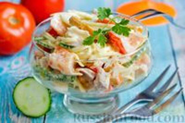 Фото к рецепту: Салат "Малибу" с копчёной курицей, овощами и сыром
