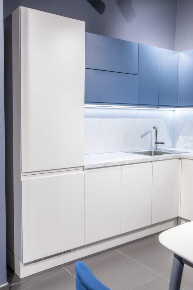Кухня ДЖОЙ (МДФ+эмаль) со встроенным двухкамерным холодильником. Фото в салоне