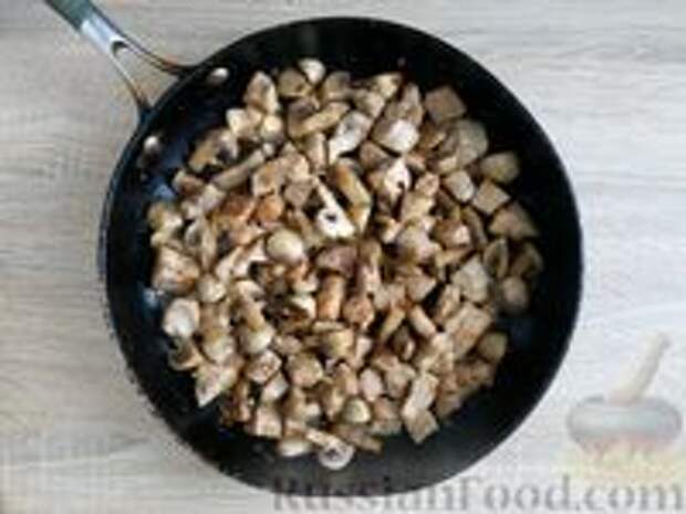 Фото приготовления рецепта: Тушёная картошка с мясом, грибами и сметаной - шаг №8