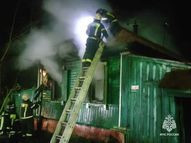 Спасатели потушили пожар в жилом доме на улице Петра Алексеева в Туле
