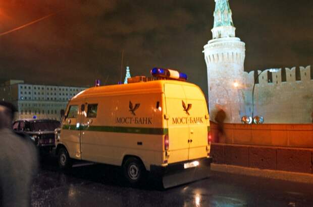 На фото: микроавтобус "Мост-банка" с деньгами за выкуп южнокорейских заложников, удерживаемых в автобусе на Большом Каменном мосту, 1995 год.