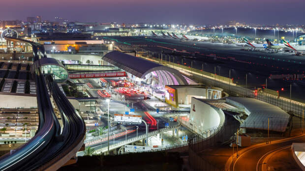 Четыре человека пострадали от падения двух беспилотников у аэропорта в Дубае