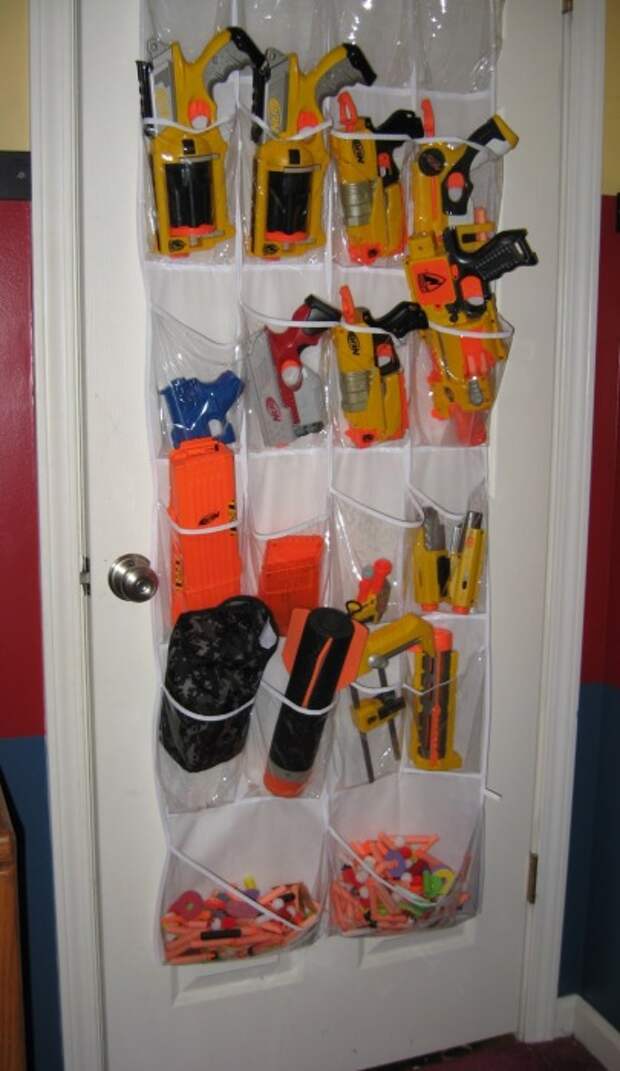 Для экономии пространства можно устроить хранилище игрушек прямо на двери. /Фото: 1.bp.blogspot.com
