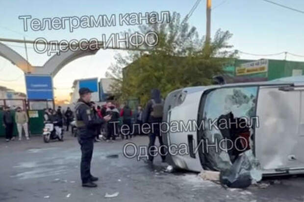 «Страна.ua»: жители Одессы в ходе драки с военкомами перевернули автомобиль ТЦК