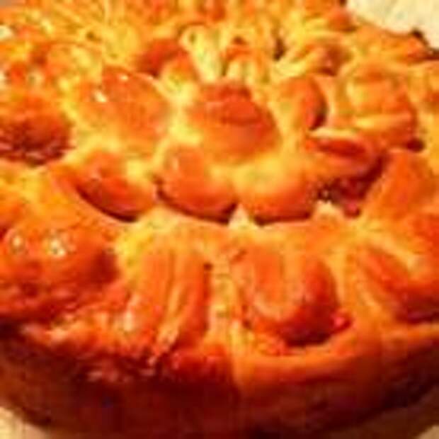 Пирог накрыть полотенцем и поставить в теплое место на 30 мин. для расстойки. Затем смазать желтком и поставить в разогретую до 220 духовку на 40 мин.  Приятного аппетита!