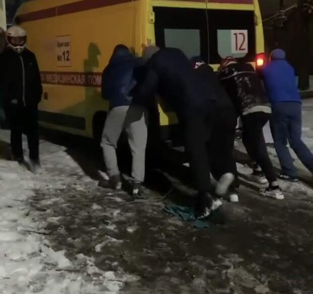 Толкали пять человек: В Туапсе скорая помощь увязла в снегу