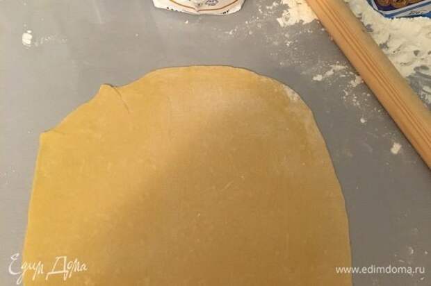 Раскатываем тесто в тонкий пласт толщиной 1 мм. Ставим масло на плиту на полную мощность и начинаем резать тесто на маленькие кусочки (примерно 7*15 мм).